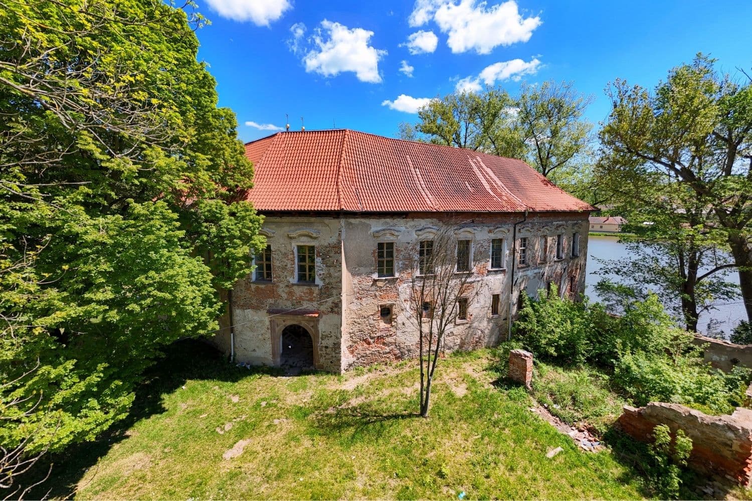 Zámek v Popovicích u Benešova