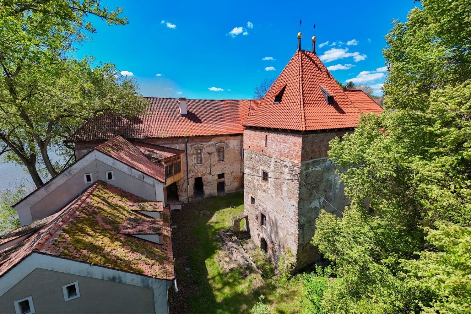 Zámek v Popovicích u Benešova - 2